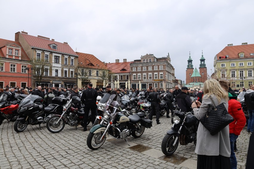 Fani motocykli rozpoczęli sezon! Tysiące maszyn na rynku w Gnieźnie [FOTO]