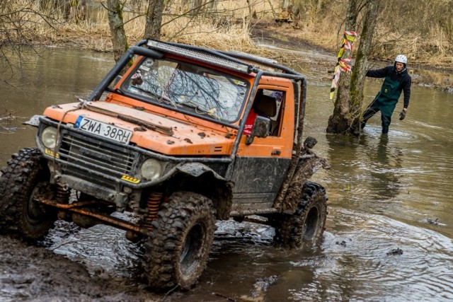 Załogi samochodów terenowych w sobotę (13 marca 2021 r.) wystartowały w Winter Off-road Challenge Buszkowo