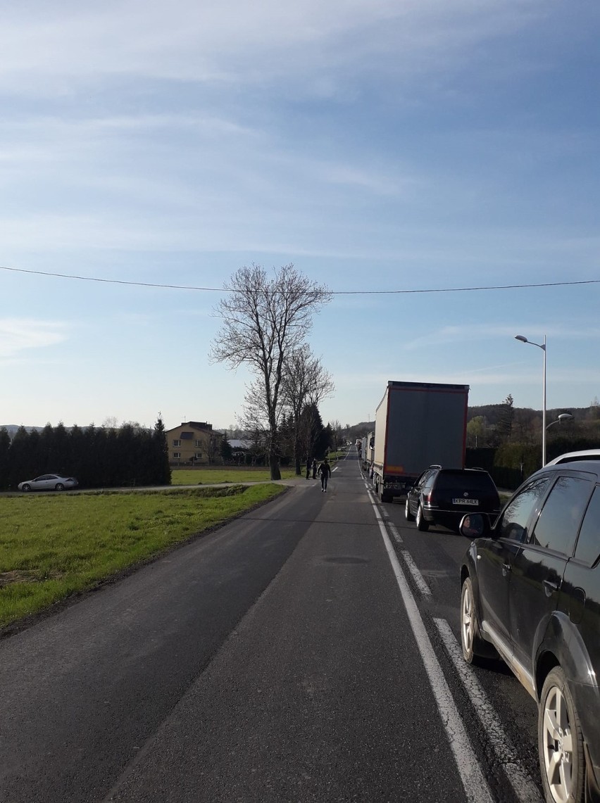 Zderzenie ciągnika z osobówką w Kołaczycach. Są ranni, droga w stronę Pilzna zablokowana [ZDJĘCIA]