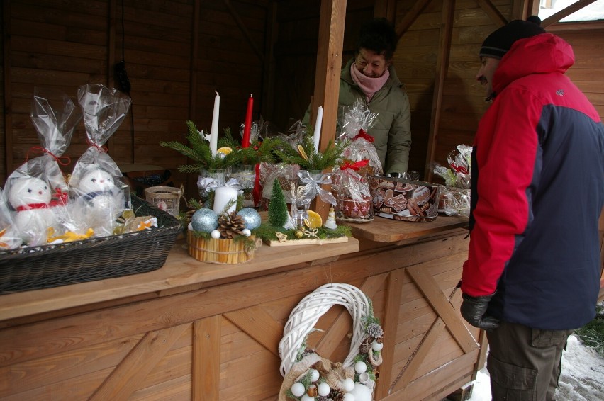 Gorliczanie szturmują świąteczny jarmark. Na Rynku stanęły stoły ze świątecznym ciastem, wędlinami, serami i ozdobami
