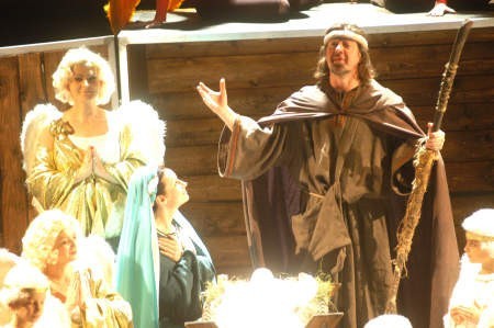 Przemysław Firek jako Józef i Ewa Biegas jako Maria przy żłobku Dzieciątka fot. Marcin Makówka