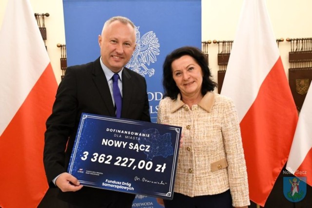 Czeki gwarantujące dofinansowanie wręczyli przedstawiciele Urzędu Województwa Małopolskiego oraz parlamentarzyści