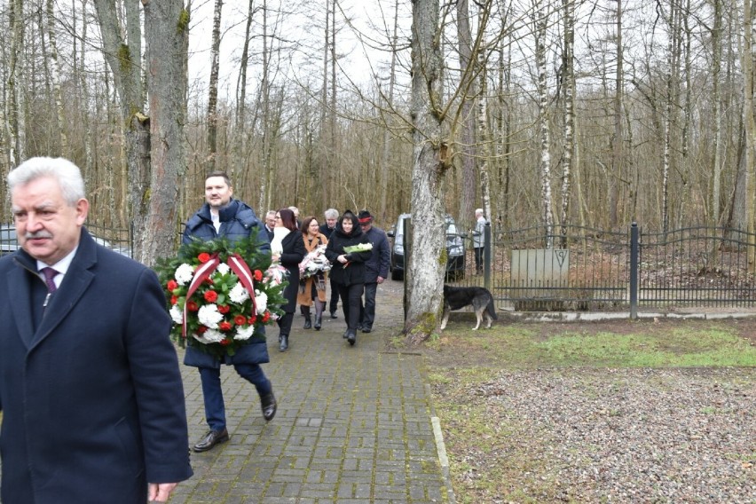Ambasador Łotwy i delegacje z powiatu lęborskiego złożyły kwiaty na cmentarzu w Krępie Kaszubskiej