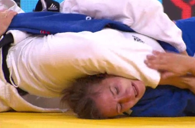 Walka zakończona przed czasem poprzez założenie dźwigni na staw łokciowy podczas Mistrzostw Świata w judo - Paryż 2011r.