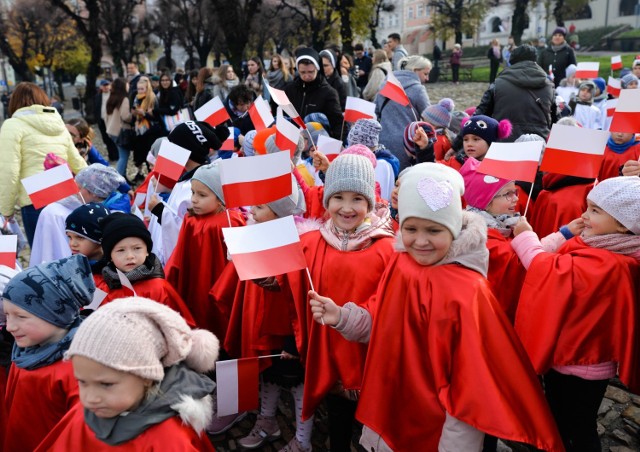 W piątek o godz. 11.11 mieszkańcy Przemyśla spotkali się na przemyskim rynku, aby wspólnie odśpiewać hymn Polski. To kontynuacja organizowanej w ubiegłym roku, na stulecie odzyskania niepodległości przez Polskę, akcji "Rekord dla Niepodległej".

Zobacz też: Przemyśl realizuje dwie duże inwestycje przy SP 14 i I LO
