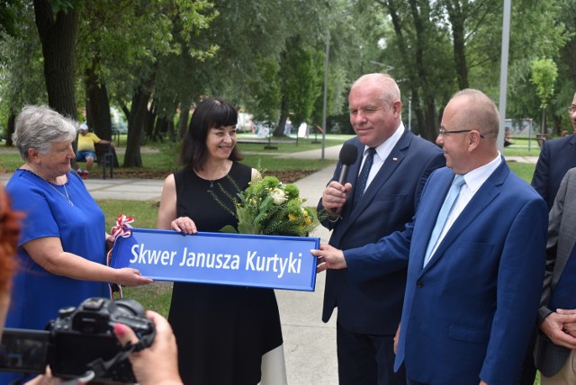 Uroczystość nadania imienia Janusza Kurtyki na os. Zielonym w Tarnowie. Wzięło w nim udział liczna delegacja przedstawicieli Zjednoczonej Prawicy, IPN oraz jego żona