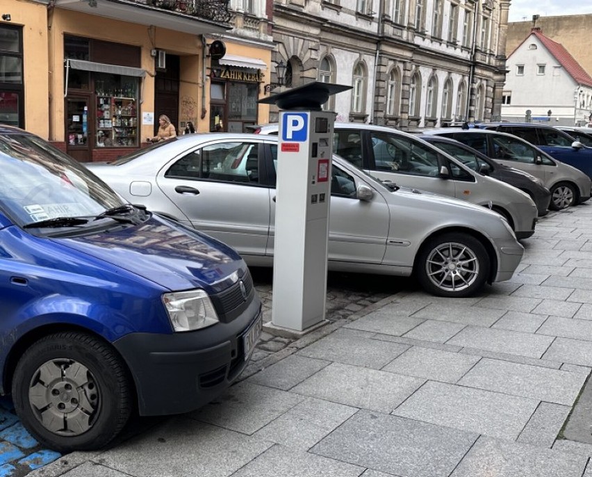 Na parkujących w Lesznie czekają nowe parkomaty. Co kierowcy muszą wiedzieć podczas płacenia za parkowanie?