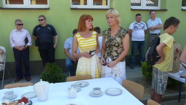 Dotychczasowa wicedyrektor SP nr 5 Mariola Szczepańska (z prawej) zmieni w fotelu dyrektora Bożenę Żurek