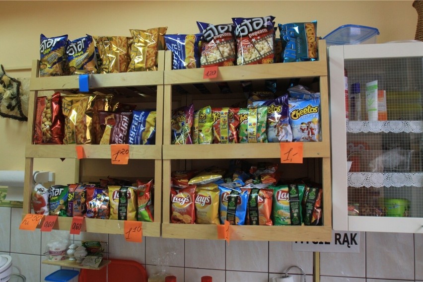 Przed laty w sklepikach szkolnych rządziły chipsy różnych...