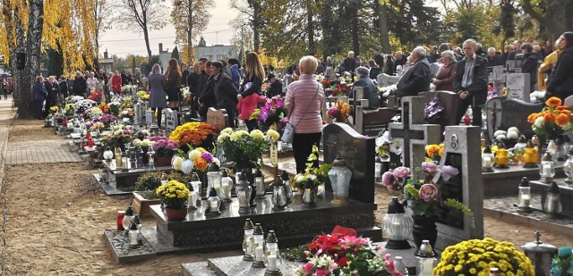 Mieszkańcy Przytocznej wzięli dziś udział w mszy św., odprawionej przez proboszcza ks. Sławomira Kupca na tzw. starym cmentarzu przy ul. Polnej.