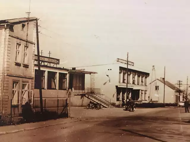 Świnice Warckie: Lata 1950-1980, ul. Kościuszki, widok na północną pierzeję. Budynki naprzeciwko kościoła parafialnego. Restauracja Źródełko- obecnie sklep Społem, dalej pawilon handlowy