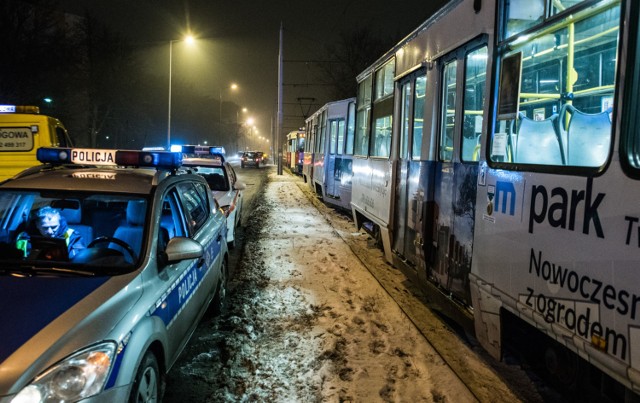 W wyniku zdarzenia kobieta doznała obrażeń, karetka pogotowia odwiozła poszkodowaną do szpitala