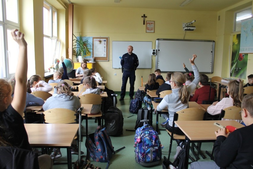 „Świeć przykładem” - policyjna akcja w szkołach w Radomsku i powiecie [ZDJĘCIA]