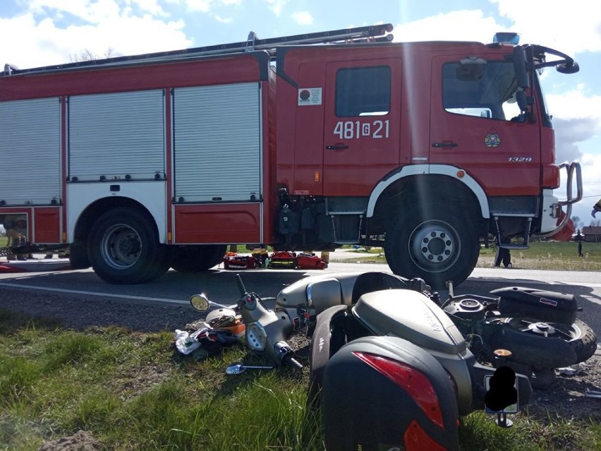 Gmina Miłoradz. Wypadek na DK 22. Po zderzeniu samochodu osobowego ze skuterem 2 osoby trafiły do szpitala