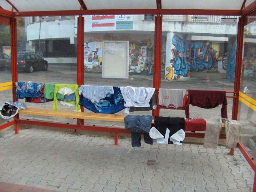Zamość: Bezdomny wietrzył ubrania. Na przystanku MZK