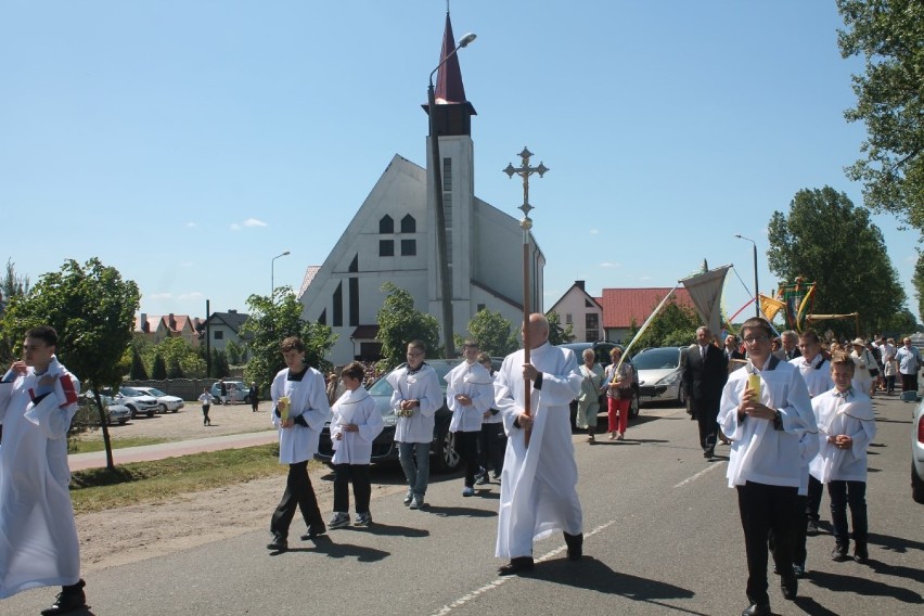 Procesja Bożego Ciała w parafii Matki Bożej Królowej Polski w Człuchowie