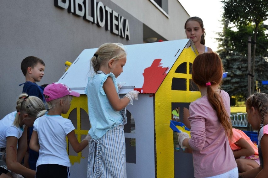 Czytanie na trawie i na trawie malowanie w ramach projektu "Biblioteka na Plaży"