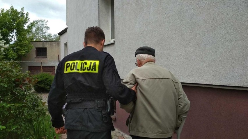 Góra. 74-latek z Głogowa błąkał się po ulicach Góry. Policjanci pomogli mu bezpiecznie wrócić do domu