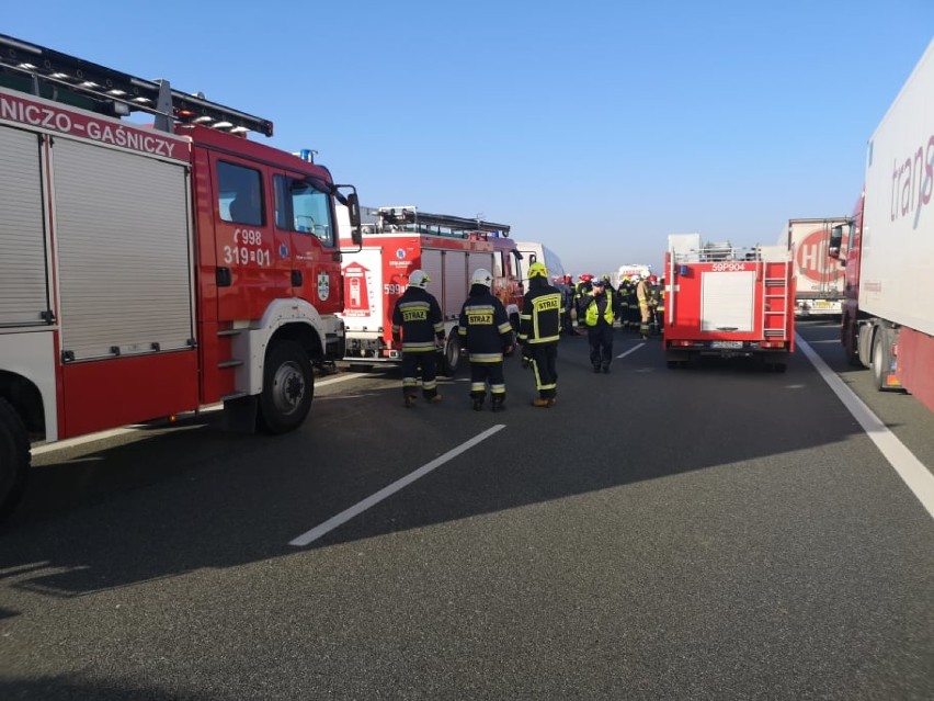 PILNE! Wypadek na A2 pod Bukiem. Bus uderzył w tira