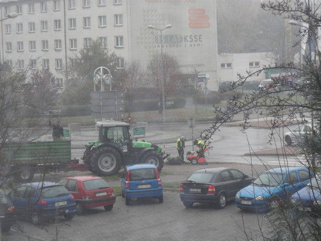 Sprzątanie wokół ronda z zegarem w zeszłym tygodniu