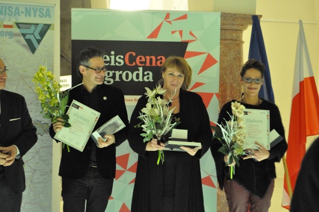 Dyrektor Teatru im. Cypriana K.Norwida Piotr Jędrzejas (z lewej) odbierał nagrodę na gali w Libercu