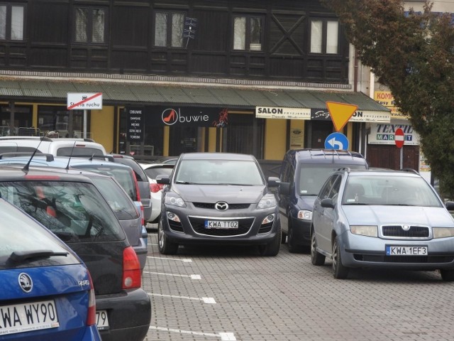 W Wadowicach dziś trudno o miejsce parkingowe, więc samochody pozostawiane są często niezgodnie z przepisami