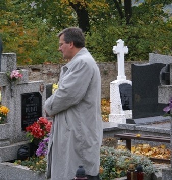 Bronisław Komorowski na cmentarzu w Strudze