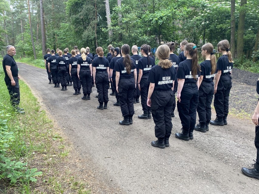 Biwak klas mundurowych z Zespołu Szkół Ponadpodstawowych nr 1 w Radomsku. ZDJĘCIA