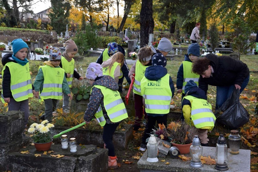 Akcja sprzątania Cmentarza Parafialnego przy ulicy Bolesława...