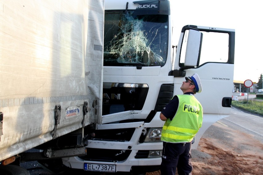 Wypadek (kolizja) ciężarówek na DK1 w Kargał Lesie....