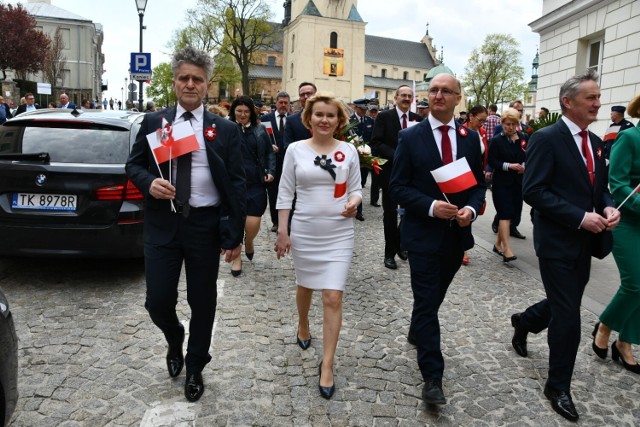 Wśród maszerujących byli parlamentarzyści. od lewej:  senator Krzysztof Słoń, świętokrzyska posłanka i wiceminister sportu Anna Krupka, świętokrzyski poseł i wiceminister spraw zagranicznych Piotr Wawrzyk, wojewoda świętokrzyskie Zbigniew Koniusz. Więcej na kolejnych zdjęciach.