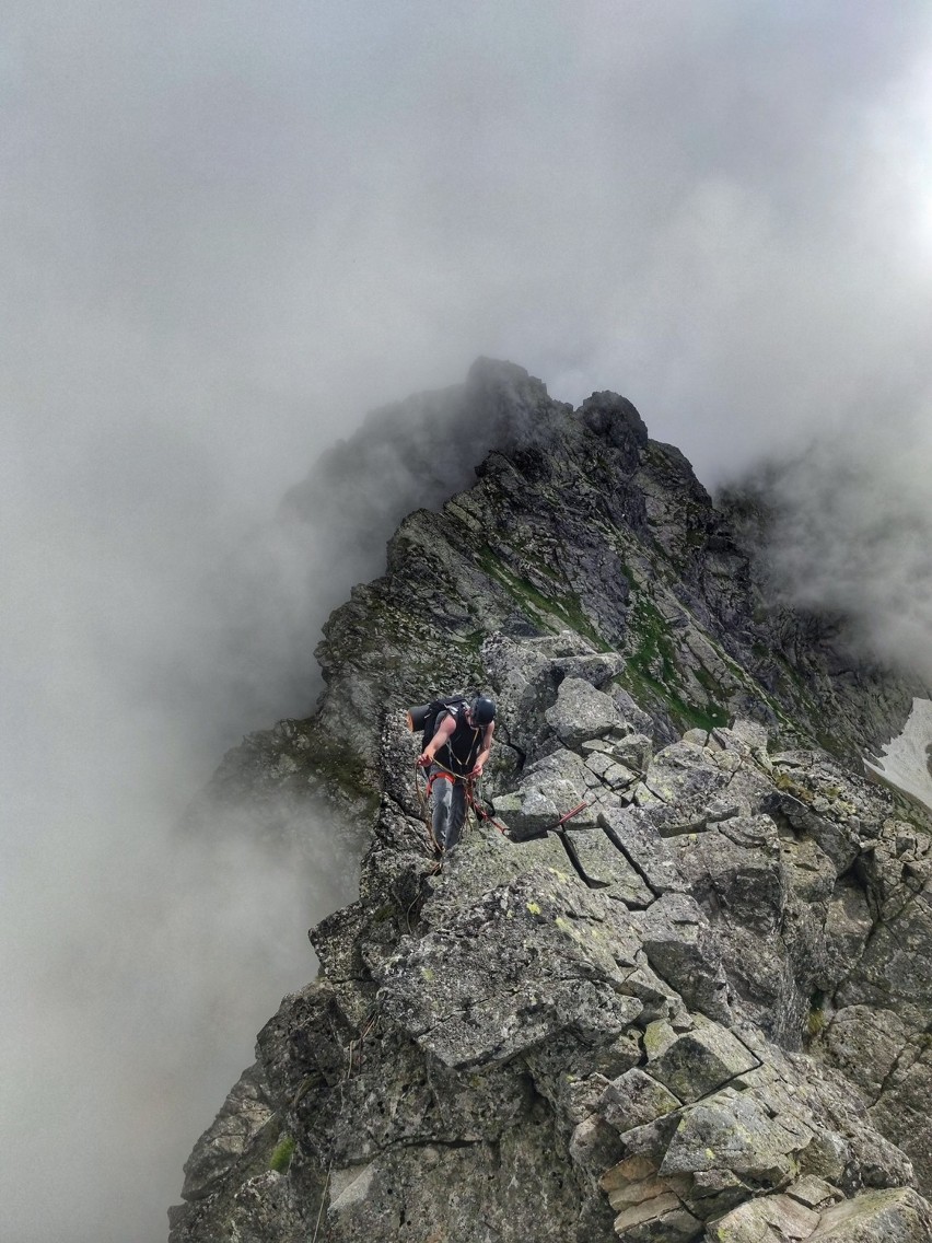 Tatry. Mimo niepokojących prognoz, w górach nie brakuje turystów. Zdobywają szczyty nawet we mgle