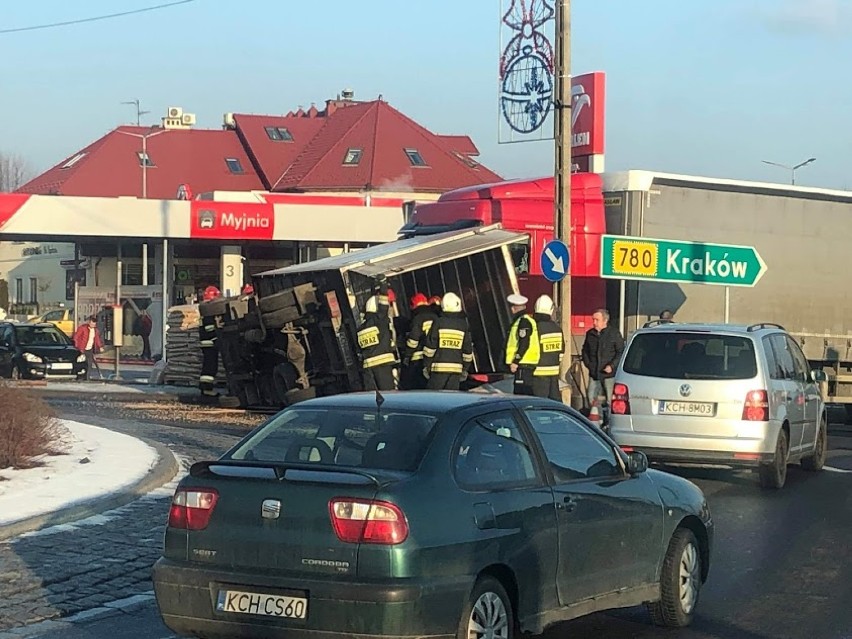 Libiąż. Zderzenie ciężarówki z samochodem dostawczym na skrzyżowaniu dróg wojewódzkich 933 i 780