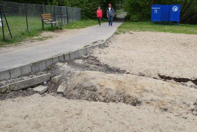 Jezioro Winiary. Piękna plaża z wielką dziurą

Akwen cieszy się uznaniem gnieźnian od lat. Mimo, że czasy jego świetności minęły wraz z rozebraniem pomostu, to plaża w centrum miasta nadal jest bardzo lubiana przez gnieźnian. Zielone tereny wokół jeziora sprawiają, że to świetne miejsce na rodzinne spacery z dziećmi, a samo jezioro i jego okolica zdają się być zielonymi płucami Pierwszej Stolicy Polski. W tym roku jest tam czysto i schludnie, ale dobry obraz całości zakłóca wielka dziura w ziemi, powstała w wyniku wymycia przez wodę piasku, tuż przy zejściu na plażę. Ścieżka, spod której wypływają wody opadowe może być niebezpieczna, zwłaszcza dla spacerowiczów. W środku dziury widać kamienie, a jedna z płyt chodnikowym okalających trakt chwieje się. Czas na profesjonalną naprawę.