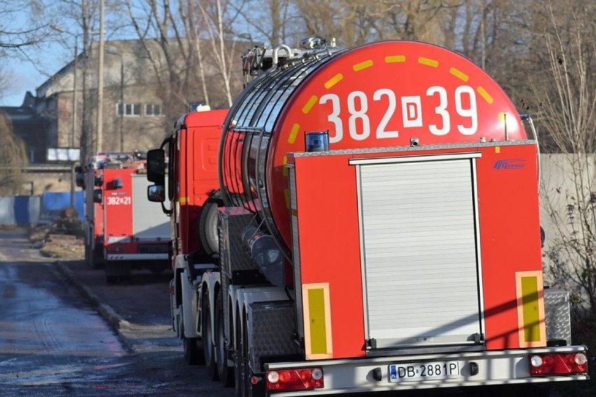 Płoną toksyczne odpady ukryte pod zawaloną halą byłej huty szkła w Wałbrzychu! Wśród nich plastiki z samochodów