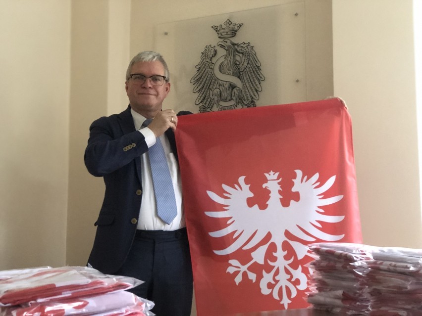 W piątek senator Robert Gaweł rozda sto flag powstańczych