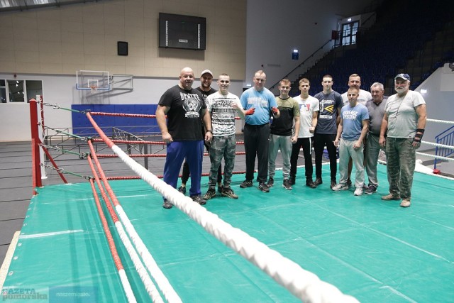 Włocławek. Rozpoczynają się XXVII Mistrzostwa Polski Juniorów 2020 w Boksie - budowa ringów w hali OSiR.