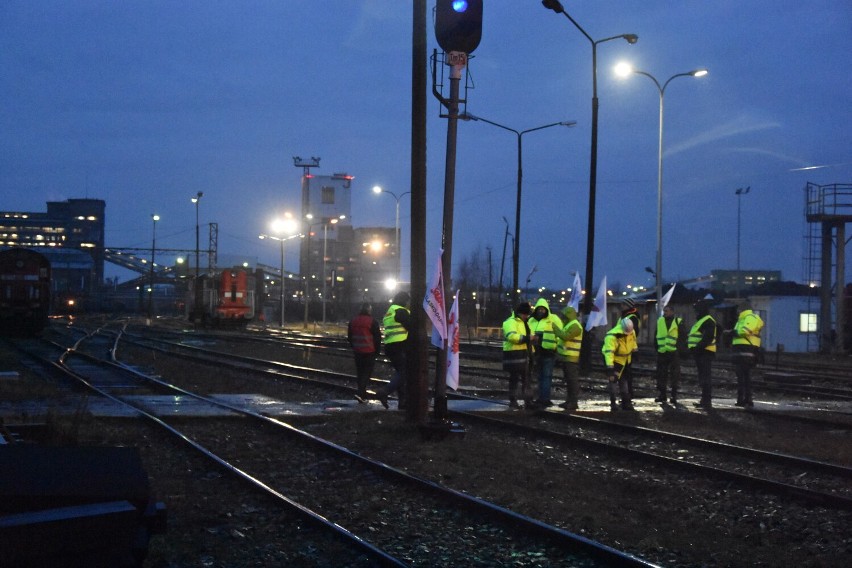 W blokadzie torów pod kopalnią Jankowice w Rybniku bierze...