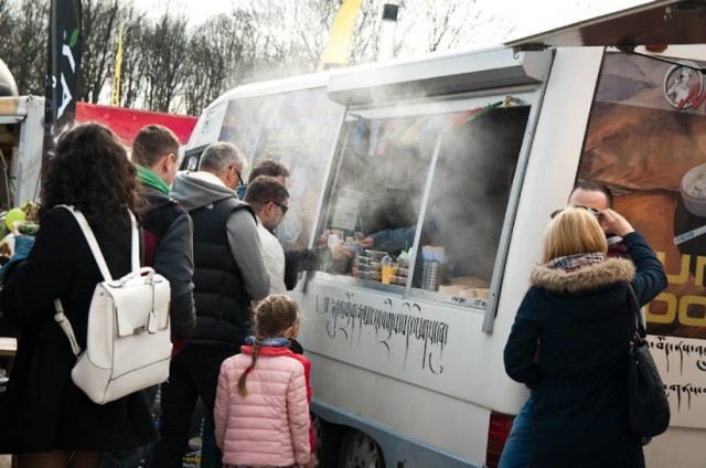 Zlot food trucków na Placu Defilad. Będziemy jeść przez 3 dni i 2 noce!