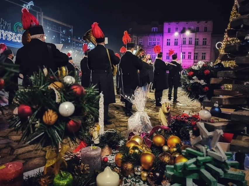 Rynek w Mysłowicach jest już wystrojony na święta. Jest...