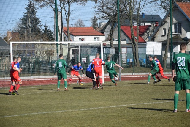 Żuławy Nowy Dwór Gdański rozbiły prabucki zespół 4:0, choć zwycięstwo wicelidera V ligi mogło być znacznie wyższe