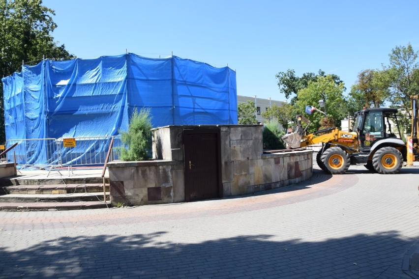 W Ciechocinku trwają prace nad odbudową popularnej fontanny "Grzybek" [zdjęcia]