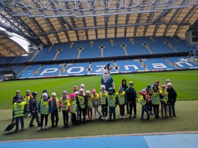 Przedszkolaki z Chrzypska Wielkiego zwiedzały w czwartek stadion Lecha Poznań (3.10.2019).