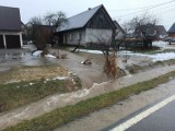 Podtopienia na Podhalu. Zalana szkoła w Lipnicy, dom w Poroninie, droga w Zakopanem