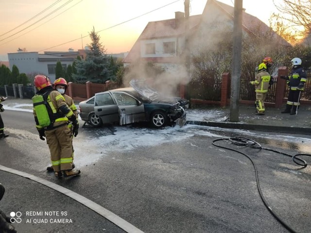 W Chełmnie kierujący oplem vectrą nie dostosował prędkości do warunków w jakich odbywał się ruch, w wyniku czego stracił panowanie nad pojazdem, a następnie zjeżdżając na chodnik uderzył w latarnię.