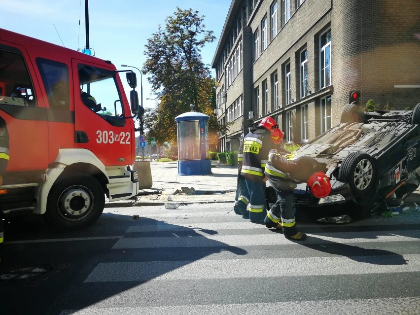 Kolizja na ulicy Wawelskiej. Taksówka dachowała [ZDJĘCIA]