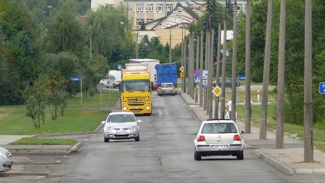 Aleja Włókniarzy w Bełchatowie to droga, której nawierzchnia jest w fatalny stanie