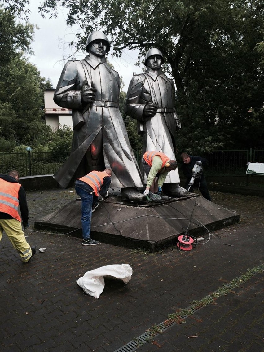 Demontują pomnik żołnierzy Armii Czerwonej w Łośniu [ZDJĘCIA]