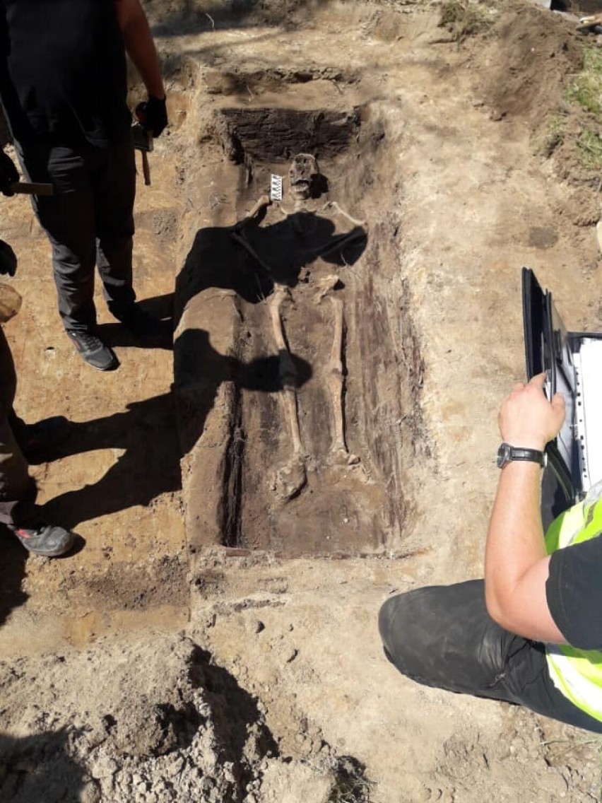 Znamy wyniki ekspertyzy ekshumowanych szczątków z przydrożnego grobu w Antoninie. Kim był ten człowiek?