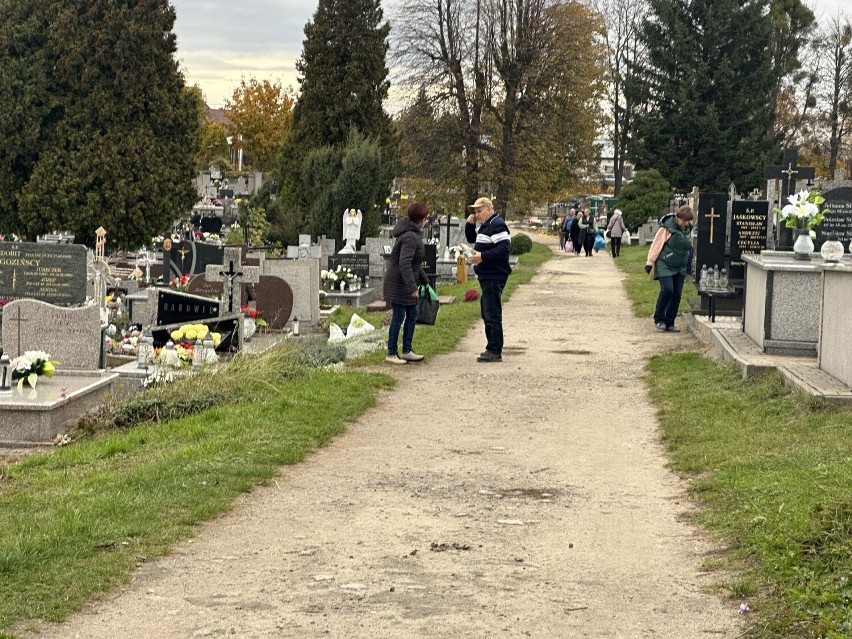 Przygotowania do Wszystkich Świętych 2023 w Sandomierzu. Trwa sprzątanie grobów na Cmentarzu Komunalnym